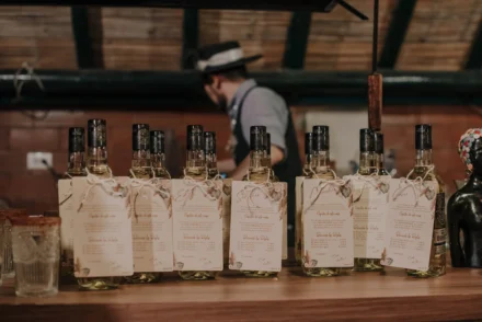 Botellas de recuerdo personalizadas en boda en Bogotá.