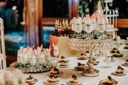 Detalles elegantes para boda en Bogotá con decoración de mesa exclusiva.
