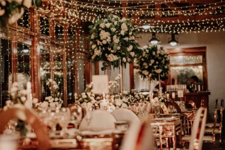 Centro de mesa elegante para boda en Bogotá con flores naturales.