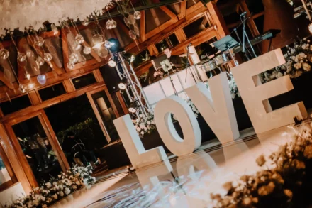 Escultura de LOVE iluminada en recepción de boda elegante
