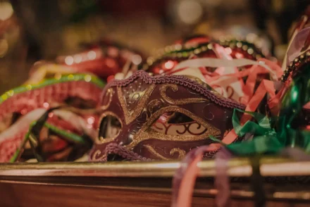 Máscaras decorativas para boda temática en Bogotá.