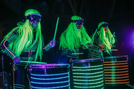 Espectáculo de tambores neón en boda en Bogotá, show en vivo.