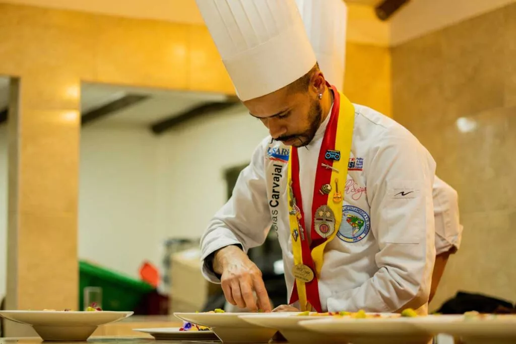 Experiencia gastronómica en boda en Bogotá, chef en acción.