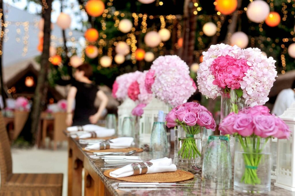 Decoración de boda elegante en Colombia con la coordinación de un organizador profesional 