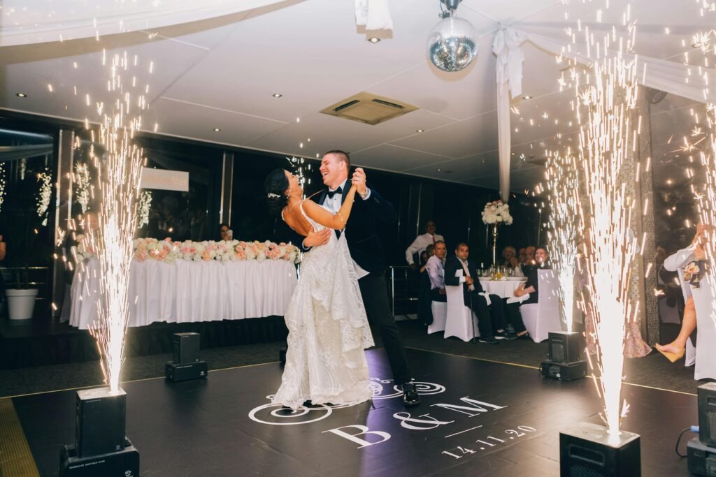 Novios felices en una boda al aire libre organizada por un wedding planner en Colombia