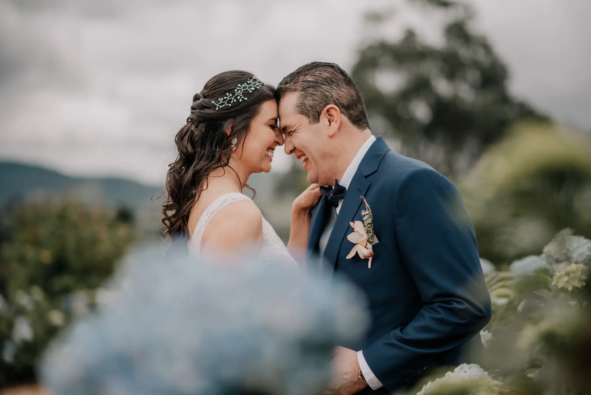 Pareja recién casada en una boda campestre con un fondo natural espectacular.