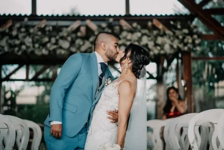 Novios recién casados abrazándose con una gran sonrisa