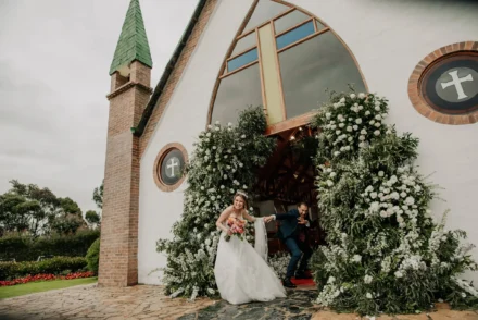 Boda campestre en Bogotá con pareja de recién casados sonriendo.