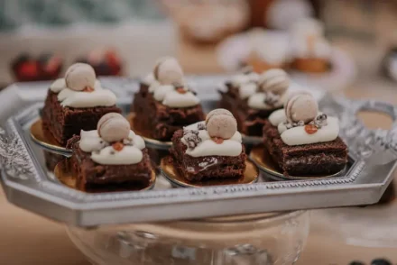 Mini postres con chocolate y crema decorados para una boda