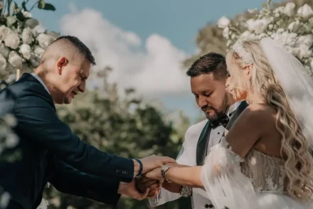 ntercambio de anillos en una boda al aire libre