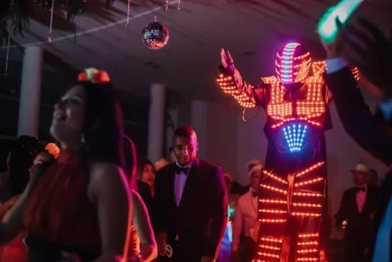 luces neón animando una fiesta de boda