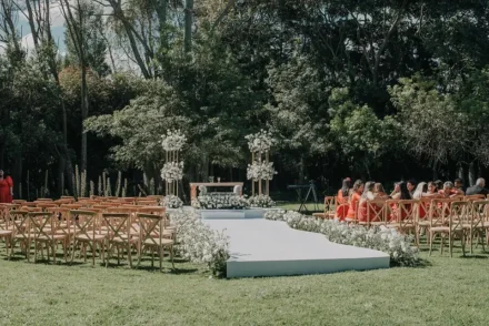 Montaje de ceremonia al aire libre con sillas y altar decorado.