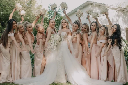 Grupo de damas de honor celebrando junto a la novia en un día especial.