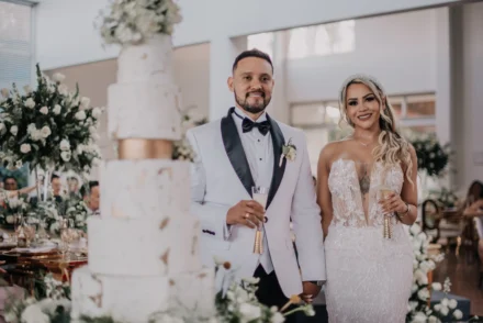 Vista panorámica de la recepción de boda con mesas elegantemente dispuestas