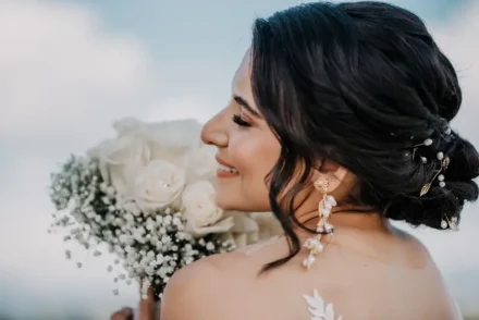 Novia con su ramo de flores en un retrato elegante.