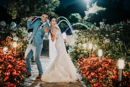 pareja recién casada disfrutando su gran día en una ceremonia al aire libre.