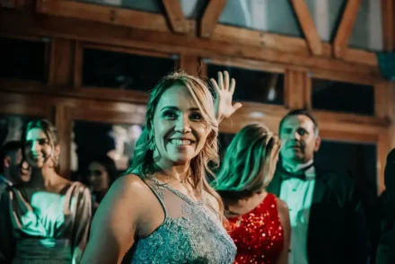 Invitados en una boda temática disfrutando de un show especial