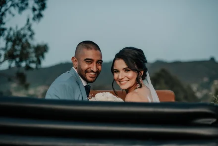 Novios sonrientes disfrutando su boda en un elegante evento en Bogotá