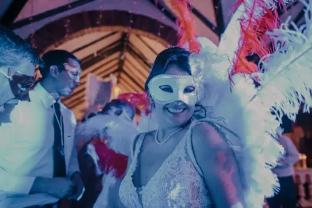 Invitados celebrando en la pista de baile de una boda.