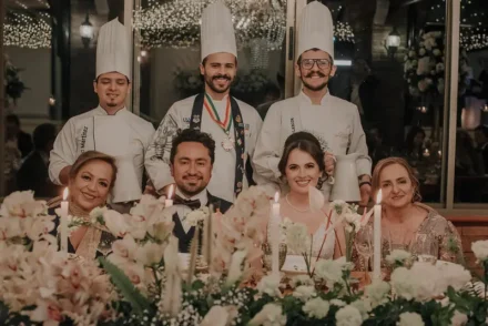 Equipo de chefs presentando menú de bodas con la novia