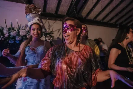 Invitados con máscaras disfrutando una boda temática