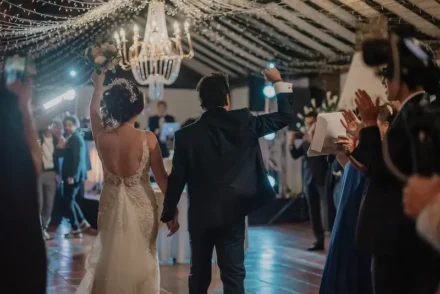 Entrada triunfal de novios a su boda en hacienda en Bogotá.