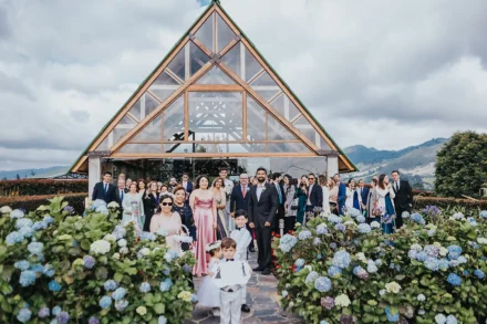 Recepción de boda en Bogotá, invitados celebrando con los novios.