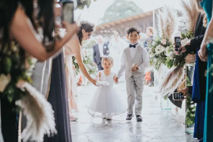 boda en Bogotá, entrada de los niños al altar.