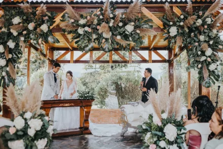 Boda al aire libre en hacienda en Bogotá, fotos románticas de novios.