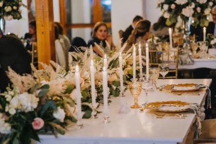 Decoración de boda elegante en Bogotá, mesas con velas y flores.