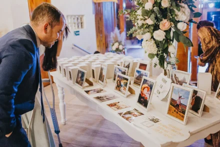 Mesa de recuerdos en boda, detalles personalizados para matrimonio.