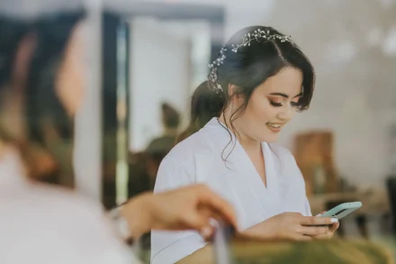 Novia leyendo emotiva carta antes de su boda en Bogotá.