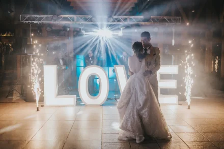 Baile de novios en boda en Bogotá, pista iluminada.