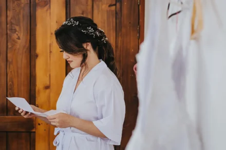 Novia preparándose para su boda en Bogotá, momentos especiales.