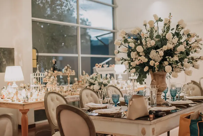 Vista general de salón de matrimonio en Bogotá decorado con mesas elegantes y luces colgantes