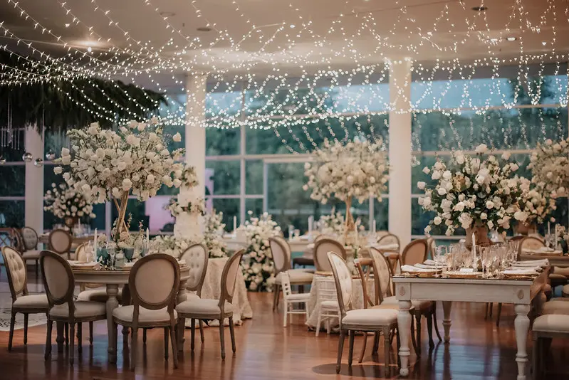 Decoración de salón para fiesta de 15 años en Bogotá con estilo romántico y moderno