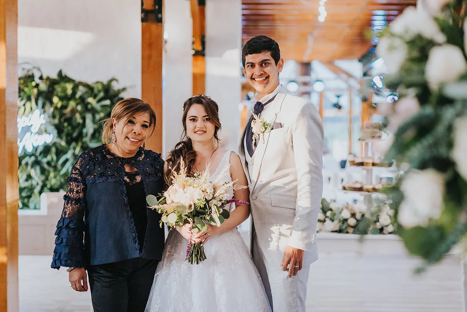 Novios en su boda y una Wedding planner Cartagena 