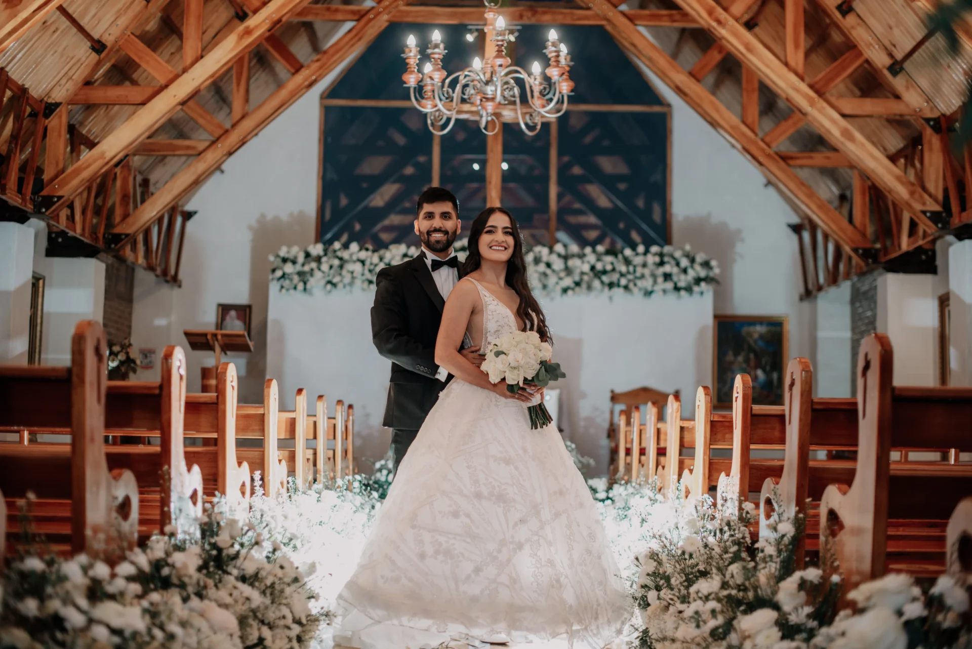 Pareja de recién casados en salón de eventos rústico para matrimonio.