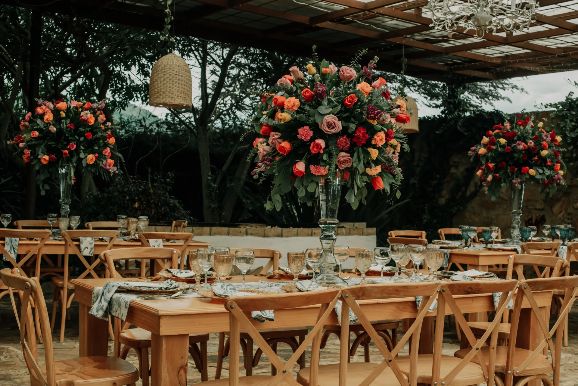 Decoración de boda en tonos pastel con arreglos florales románticos en Bogotá
