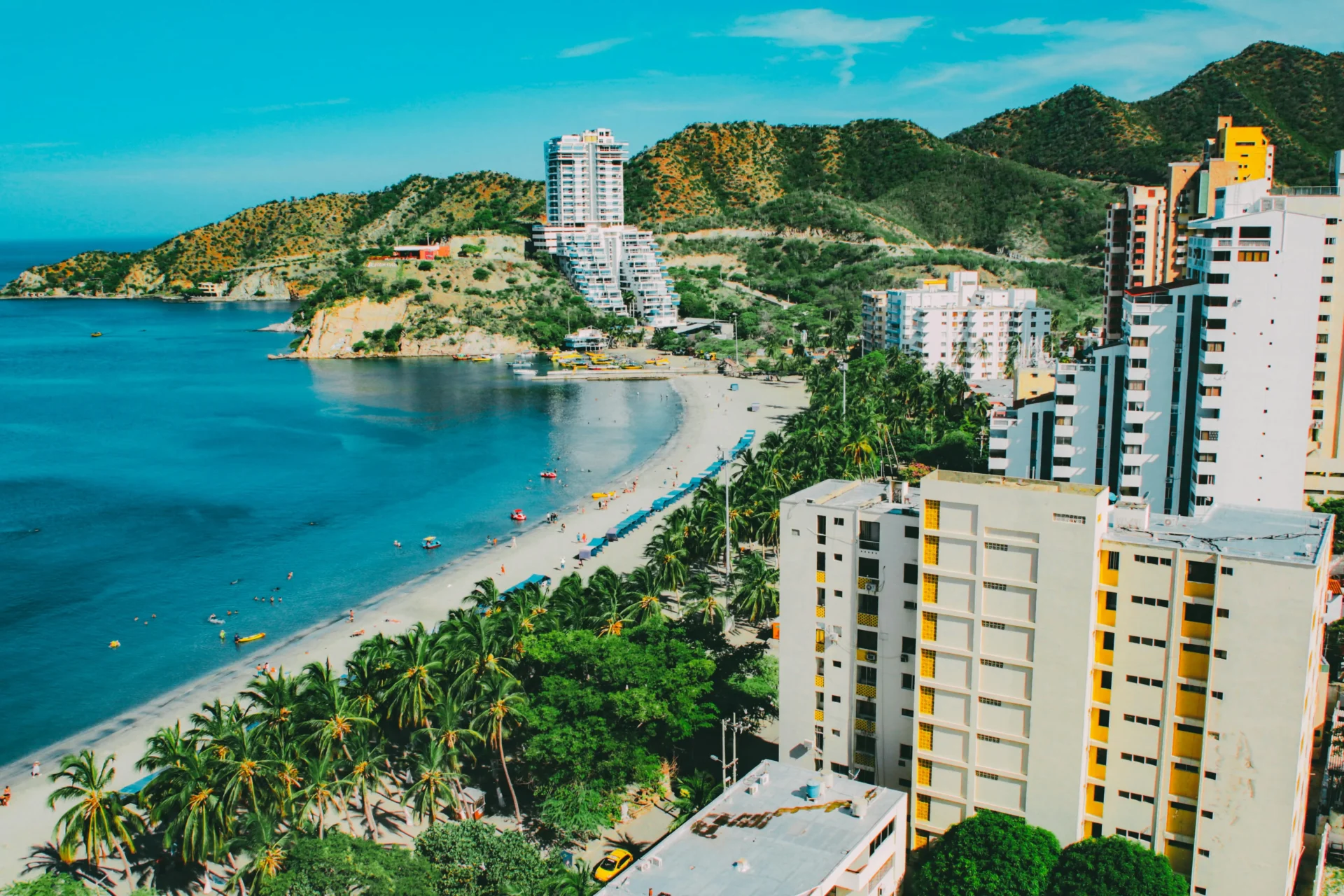 Vista aérea de una playa y edificios hoteleros en Santa Marta, destacando los lugares para la celebración de bodas en Santa Marta