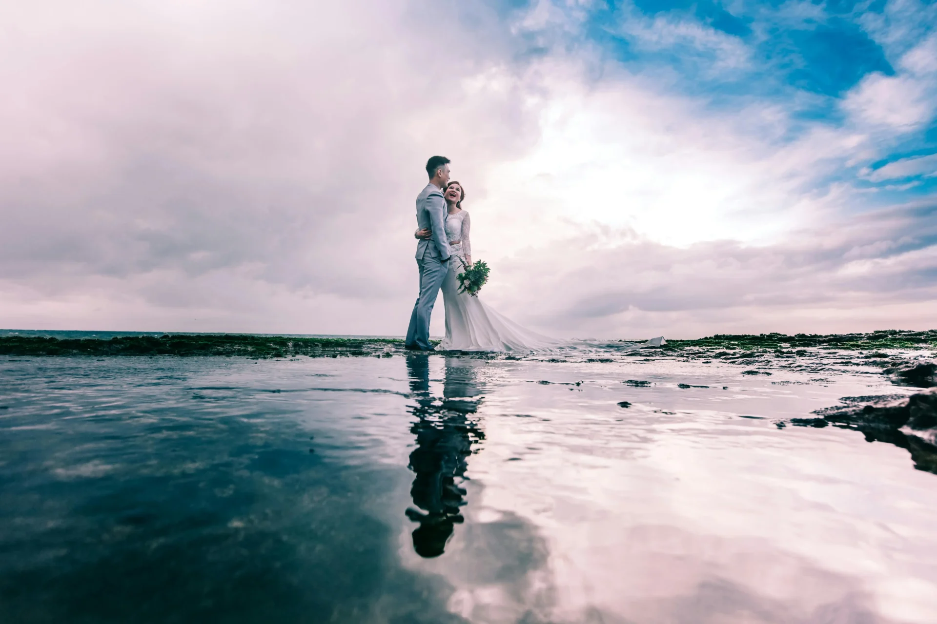 Novios casandose en la playa en colombia