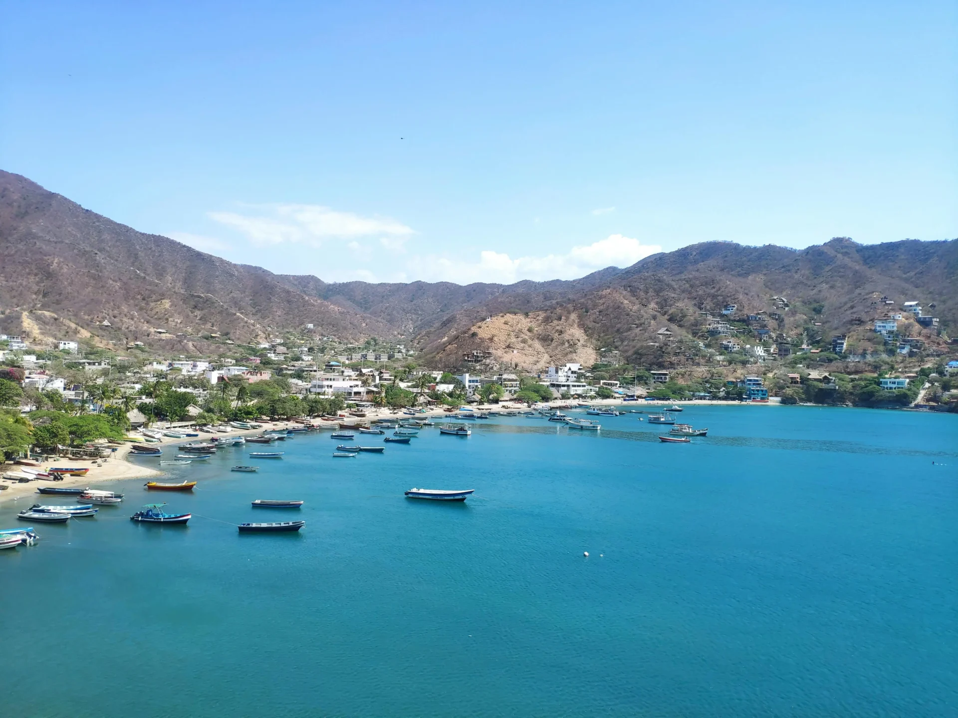 Vista panorámica de la bahía de Santa Marta con botes y montañas