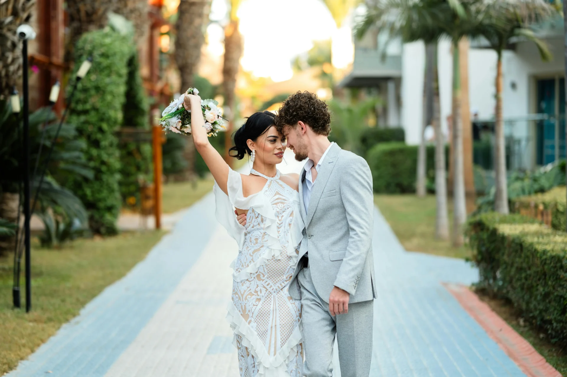Novios caminando felices por un jardín tropical luego de su boda en San Andrés.