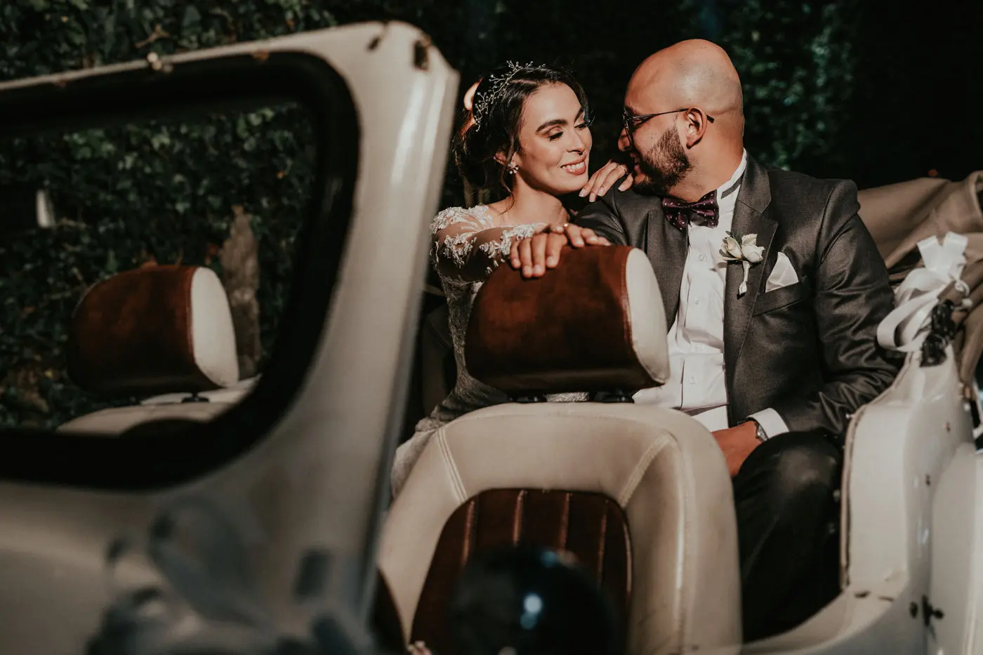 Pareja celebrando 12 años de aniversario, bodas de seda