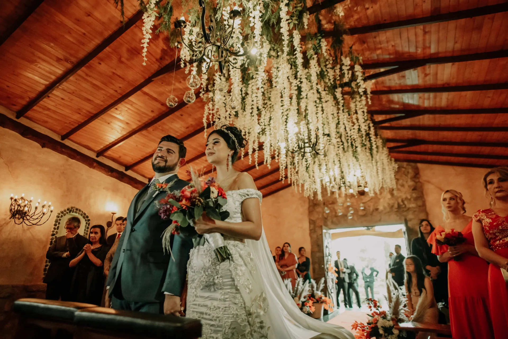 Pareja de novios celebrando su boda en La Calera