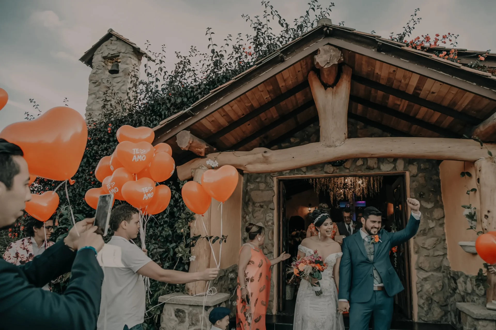 Pareja de novios saliendo de la capilla de boda 