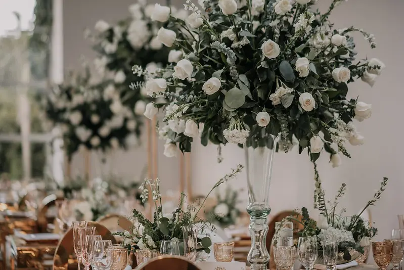 Mesa de boda con flores blancas y decoración elegante estilo Channel Luxury para un matrimonio campestre.