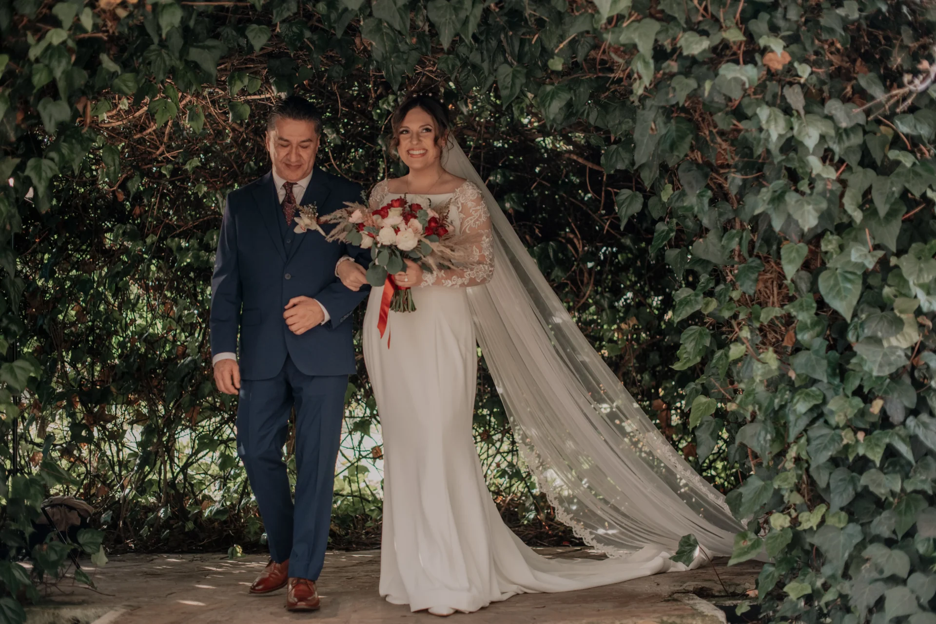 Novia feliz junto a su padre diciéndose al altar en una hacienda para bodas en Sopó Cundinamarca