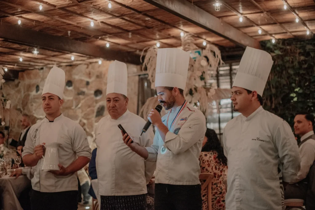 Servicio de catering tipo buffet para un evento empresarial en Bogotá., Plato gourmet de autor de nuestro menú para banquetes corporativos.