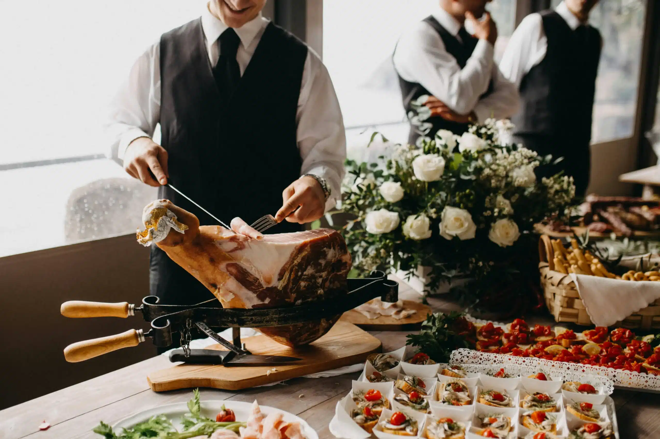Equipo de catering profesional para eventos empresariales en Bogotá. 